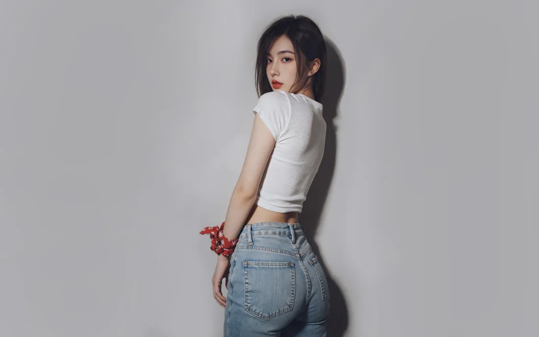 4k美女侧身壁纸|灰色背景图片 - 白短袖牛仔裤「哲风壁纸」 4k美女侧身壁纸|灰色背景图片 - 白短袖牛仔裤「哲风壁纸」