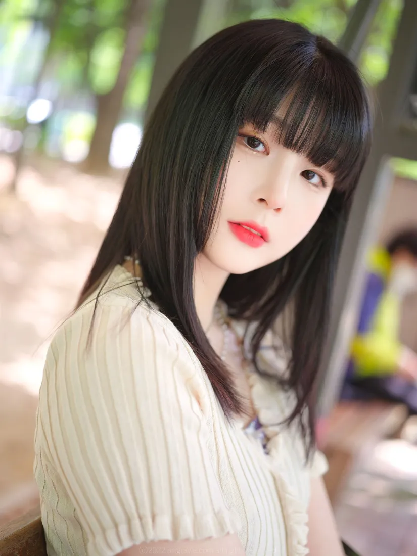 美女手机壁纸｜公园背景图 - 清秀长发红唇「哲风壁纸」