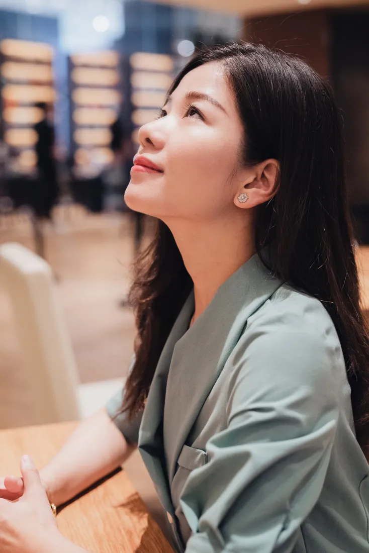 浅绿色上衣女性手机壁纸|办公背景图片 - 出差「哲风壁纸」 浅绿色上衣女性手机壁纸|办公背景图片 - 出差「哲风壁纸」