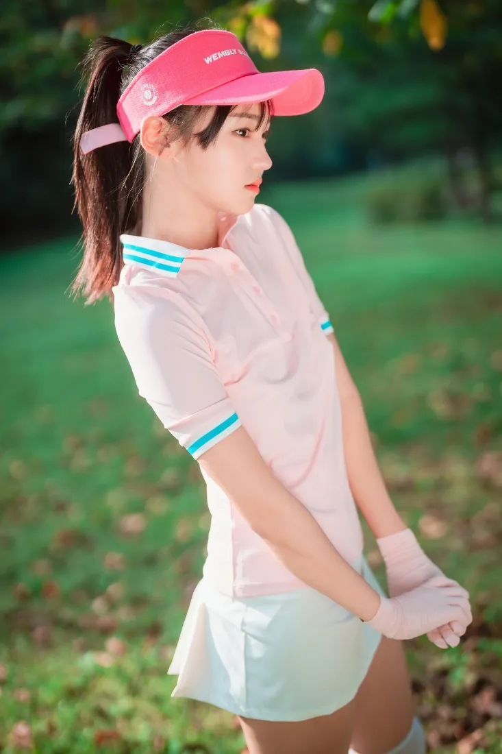 高尔夫少女手机壁纸|户外草地背景图 - 粉色运动风「哲风壁纸」 高尔夫少女手机壁纸|户外草地背景图 - 粉色运动风「哲风壁纸」