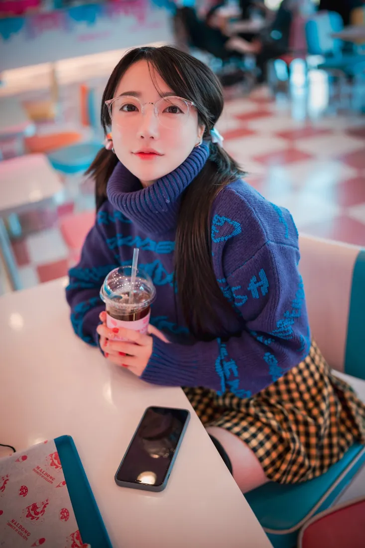 女生手机壁纸|咖啡店背景图 - 蓝色毛衣双马尾「哲风壁纸」 女生手机壁纸|咖啡店背景图 - 蓝色毛衣双马尾「哲风壁纸」