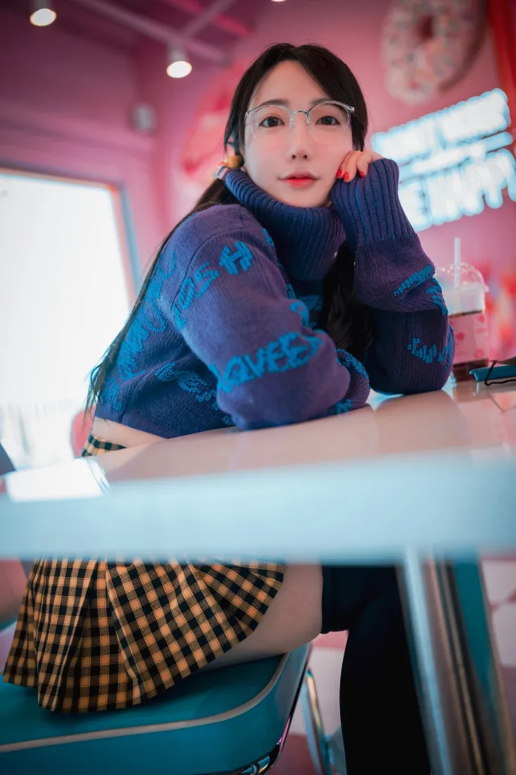 蓝色毛衣女生手机壁纸|粉色商场背景 - 格纹裙黑袜「哲风壁纸」 蓝色毛衣女生手机壁纸|粉色商场背景 - 格纹裙黑袜「哲风壁纸」