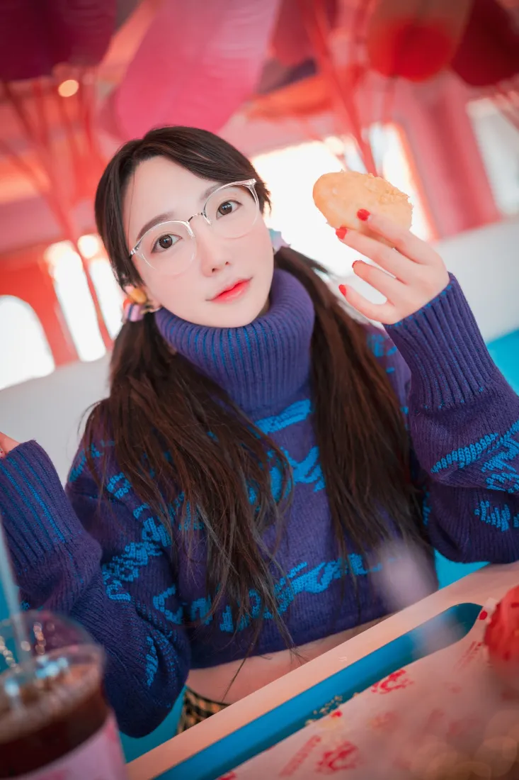 蓝毛衣女生手机壁纸|咖啡店背景图片 - 商场室内下午茶「哲风壁纸」 蓝毛衣女生手机壁纸|咖啡店背景图片 - 商场室内下午茶「哲风壁纸」