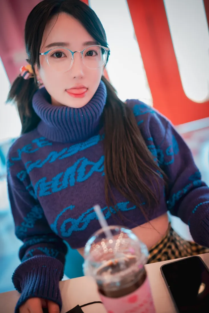 眼镜女生手机壁纸｜咖啡店背景图片 - 紫色毛衣双马尾「哲风壁纸」