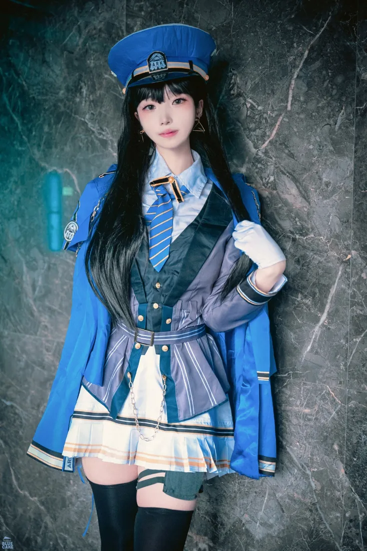 小警察手机壁纸｜暗色背景 - 蓝制服黑丝女警「哲风壁纸」