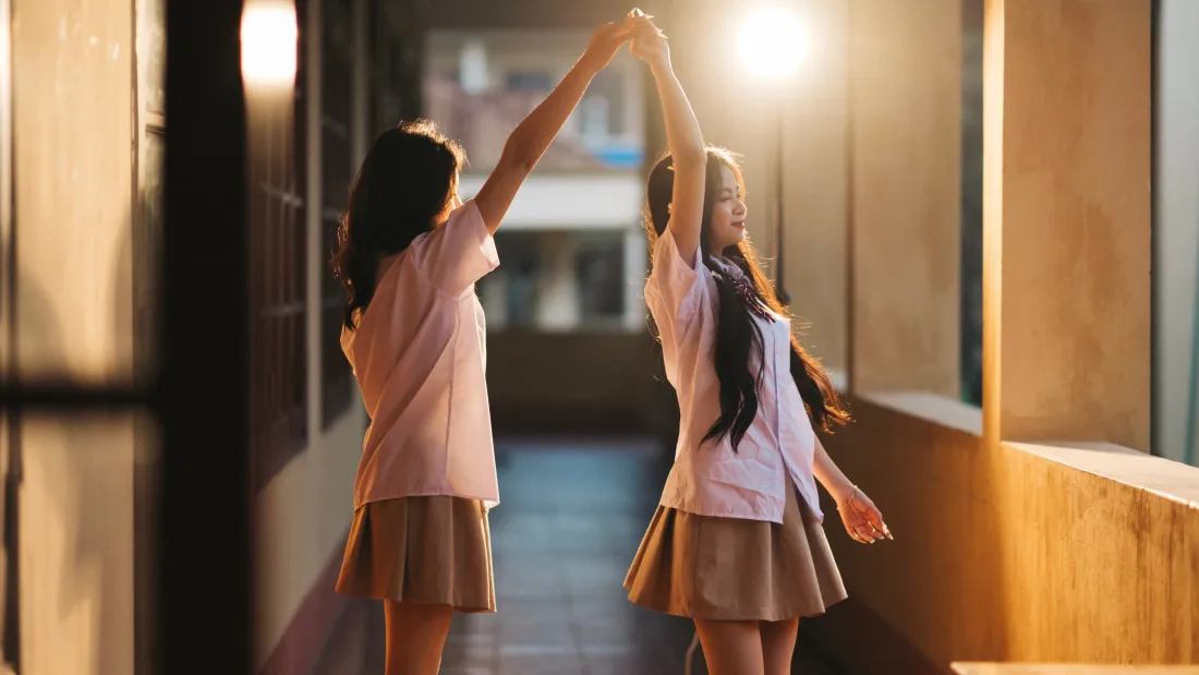 6k校服女生壁纸｜走廊背景图 - 九零年代青春「哲风壁纸」