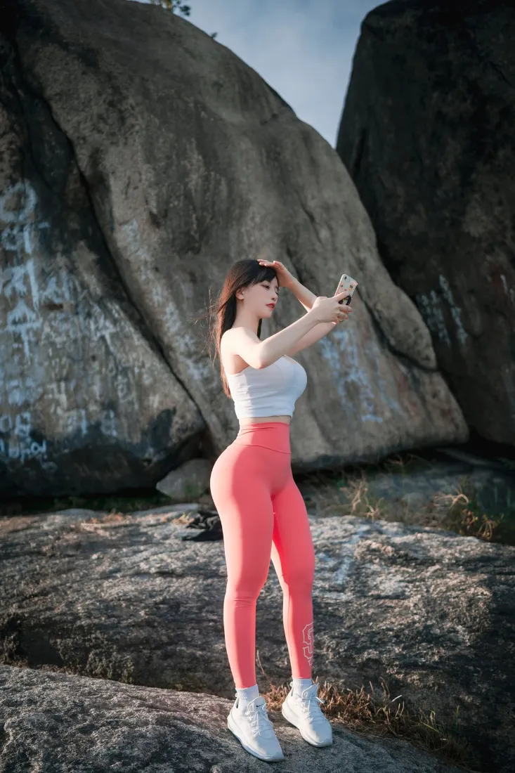 运动风美女手机壁纸｜岩石背景图片 - 户外爬山「哲风壁纸」