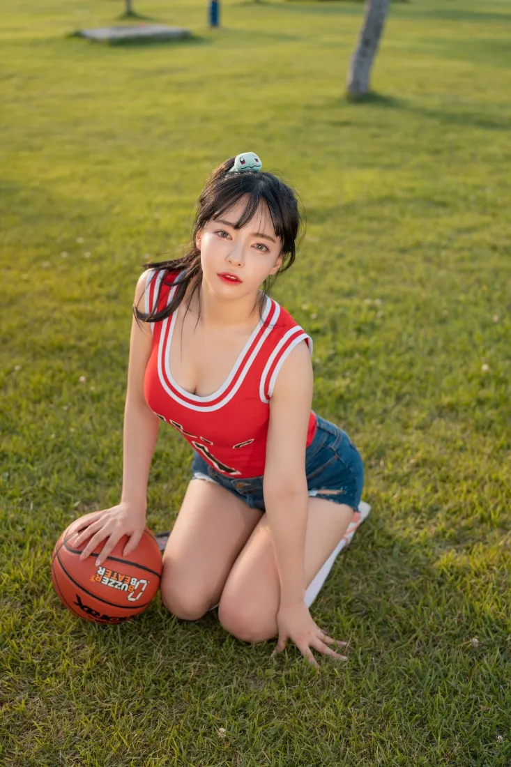 篮球少女手机壁纸|草地背景图片 - 运动风「哲风壁纸」 篮球少女手机壁纸|草地背景图片 - 运动风「哲风壁纸」