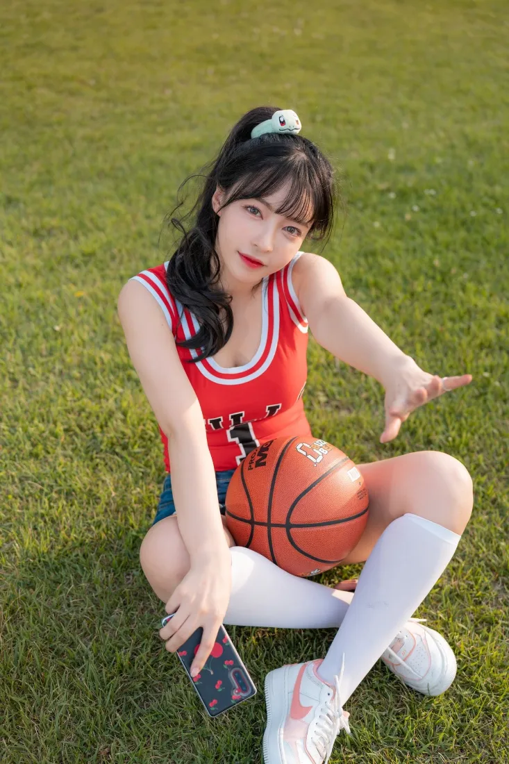 篮球女孩运动风手机壁纸｜草地背景 - 活力青春穿搭「哲风壁纸」