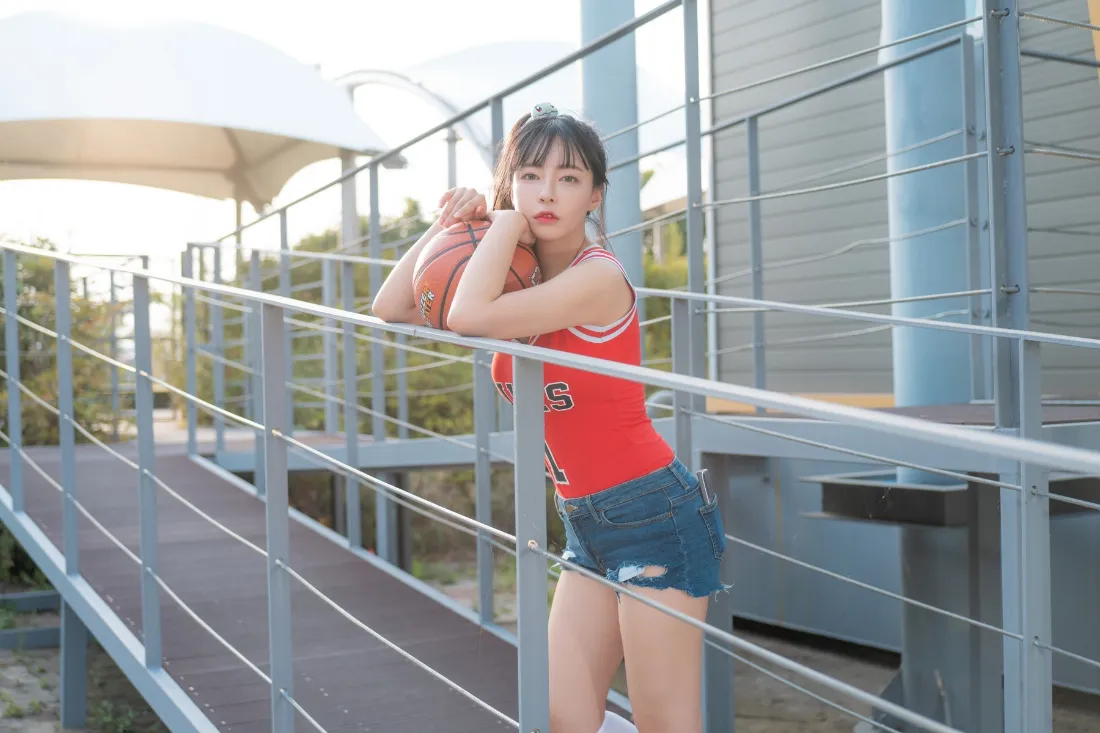 2k红衣女生壁纸|户外栏杆背景图片 - 运动风篮球「哲风壁纸」 2k红衣女生壁纸|户外栏杆背景图片 - 运动风篮球「哲风壁纸」