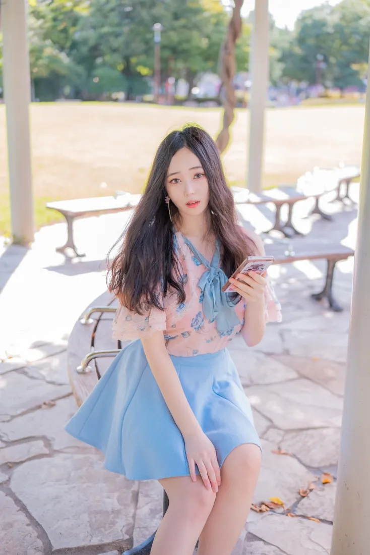 清新美女手机壁纸|户外公园背景图片 - 蓝色短裙「哲风壁纸」 清新美女手机壁纸|户外公园背景图片 - 蓝色短裙「哲风壁纸」