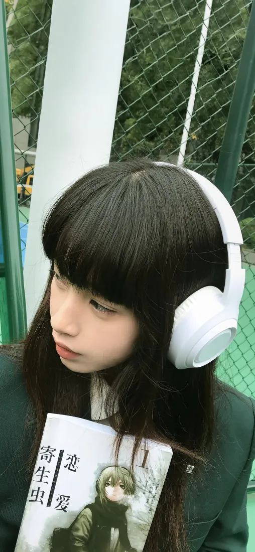 戴耳机少女手机壁纸|户外围栏背景图片 - 日系风「哲风壁纸」 戴耳机少女手机壁纸|户外围栏背景图片 - 日系风「哲风壁纸」