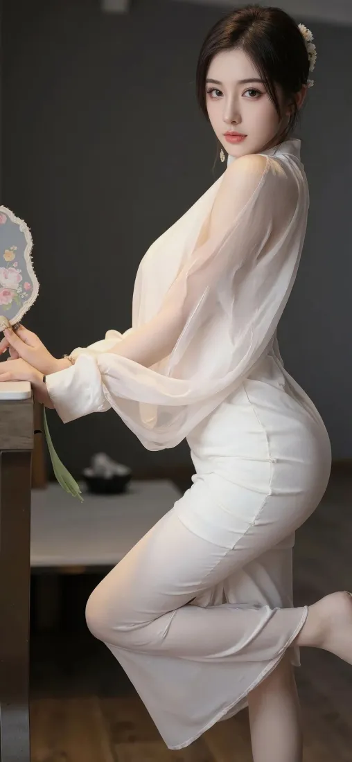 身着白色纱袖旗袍的女子手持团扇，倚桌回眸，深灰室内背景温婉雅致。