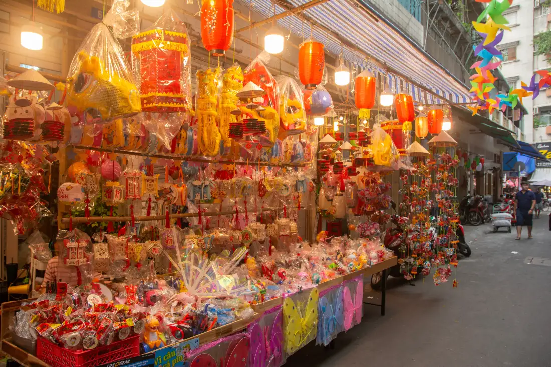 6k凯蒂猫壁纸｜热闹市集背景图片 - 街边摊位装饰「哲风壁纸」
