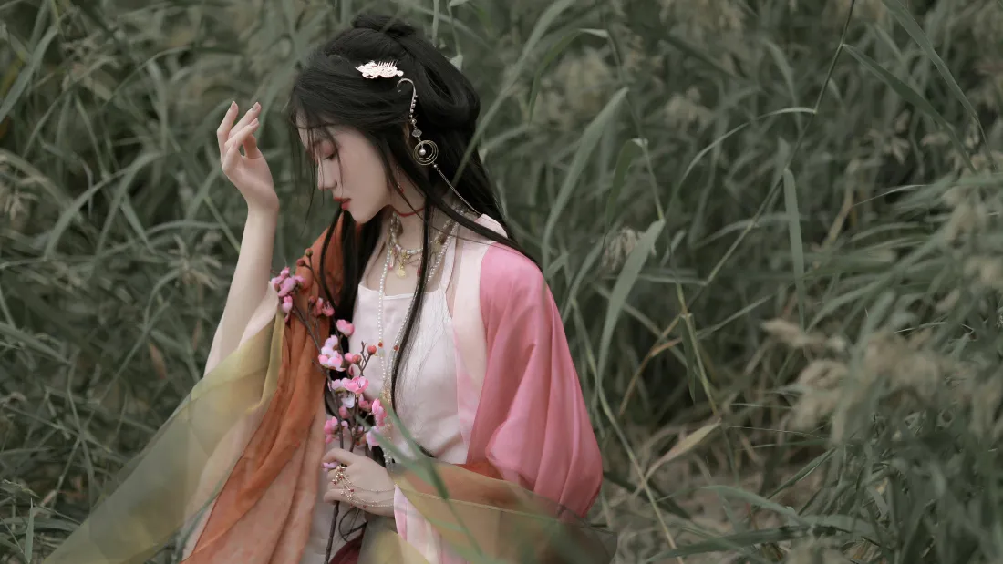 4k古风汉服美女壁纸｜芦苇丛背景图片 - 清冷氛围感「哲风壁纸」
