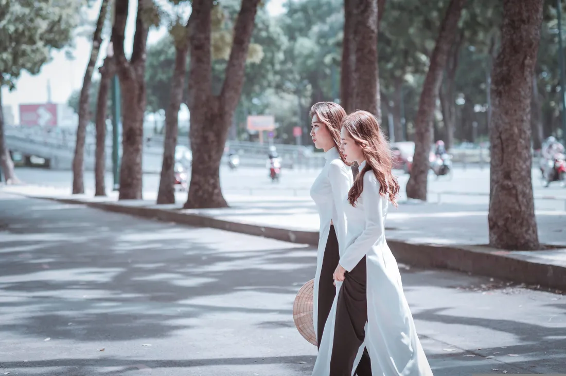 4k白裙少女壁纸｜城市路边背景图片 - 树荫漫步「哲风壁纸」