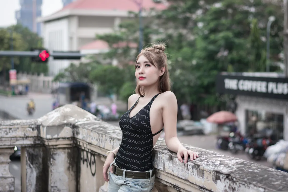6k街拍美女壁纸｜城市街边背景图片 - 气质人像「哲风壁纸」