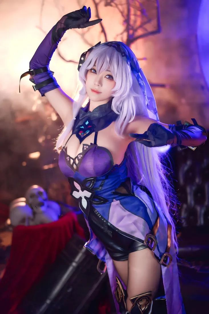 紫光灯效下的黑天鹅cosplay，紫白发色搭配紫黑礼服，背景朦胧梦幻。