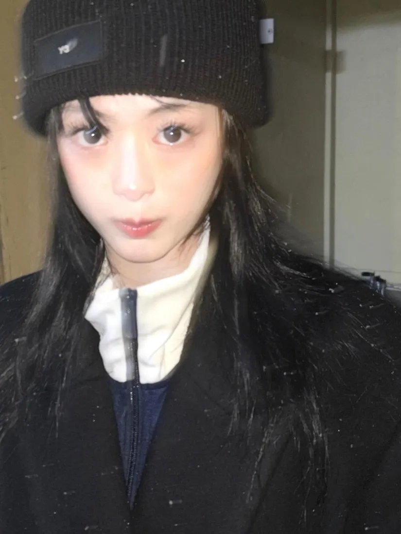 郑雅娴手机壁纸|下雪背景图片 - 学院风冷感少女穿搭「哲风壁纸」 郑雅娴手机壁纸|下雪背景图片 - 学院风冷感少女穿搭「哲风壁纸」