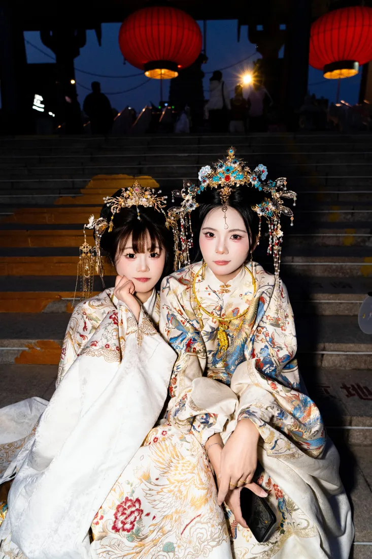 汉服美女手机壁纸|古建夜景背景图片 - 国风佳人「哲风壁纸」 汉服美女手机壁纸|古建夜景背景图片 - 国风佳人「哲风壁纸」