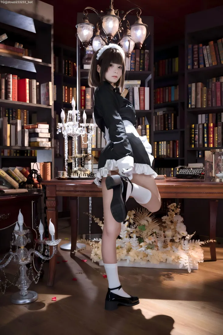 女仆装少女单腿站立于复古书房，身后是摆满书籍的书架与吊灯。