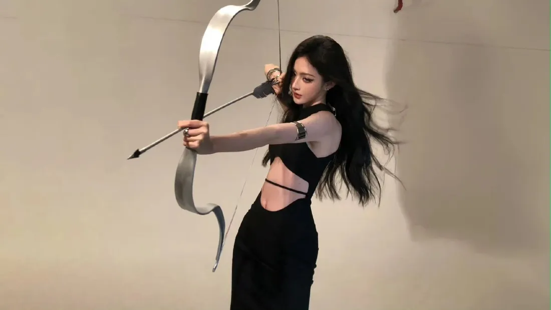 2k酷飒射箭美女壁纸|浅灰背景图片 - 辣妹写真「哲风壁纸」 浅灰背景下,黑长发女子身着黑色露腰修身裙,持银色弓箭拉弓瞄准。