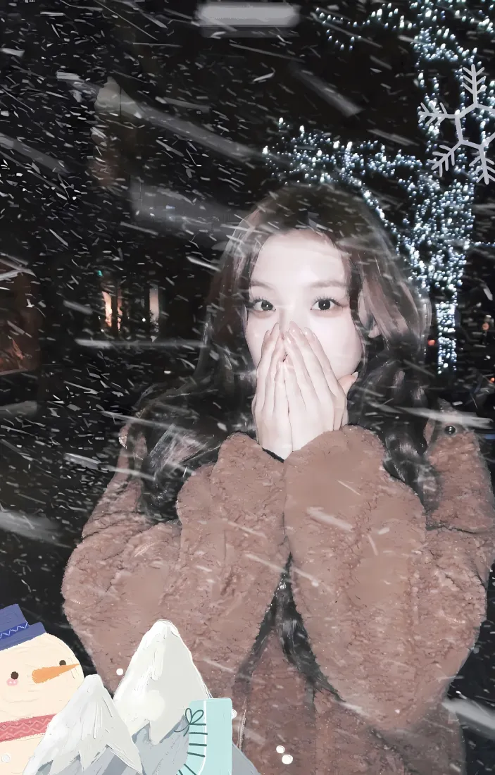 冬夜飘雪场景中，穿棕色羽绒服的宋雨琦双手捂嘴，背景有雪花装饰灯串