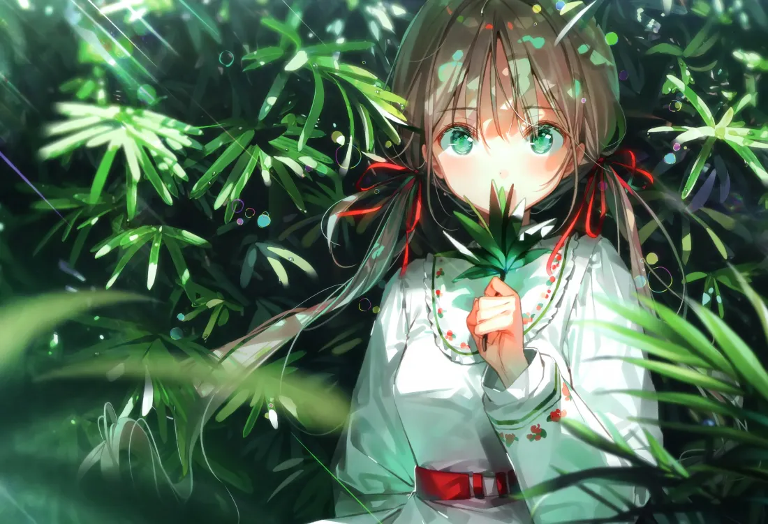 4k绿眸少女壁纸|森林绿植背景图片 - 清新治愈「哲风壁纸」 绿眸双马尾少女身着白裙,手持绿叶站在阳光洒落的茂密绿植间。