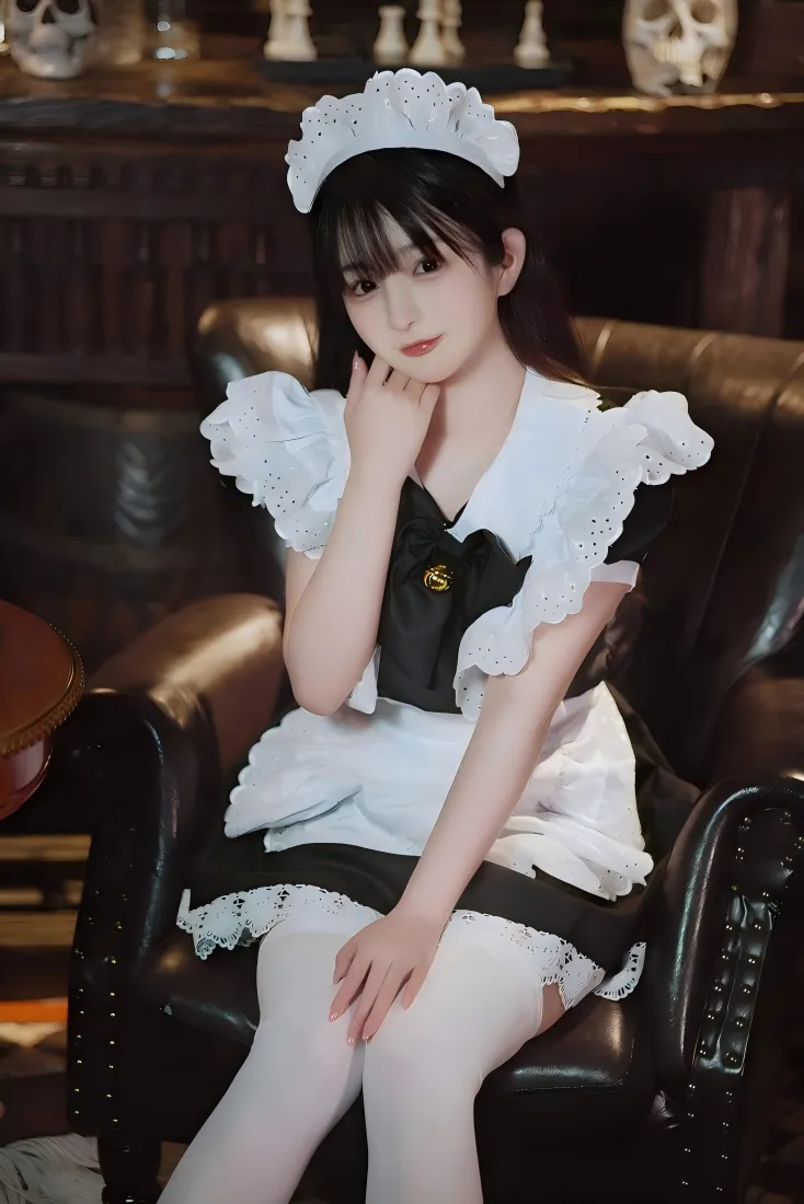 穿黑白蕾丝女仆装配白丝的少女坐复古皮沙发，背景有骷髅摆件