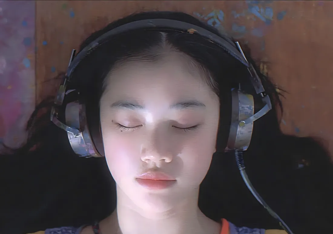 暖光背景下戴头戴式耳机的闭眼少女，神情柔和沉浸于音乐