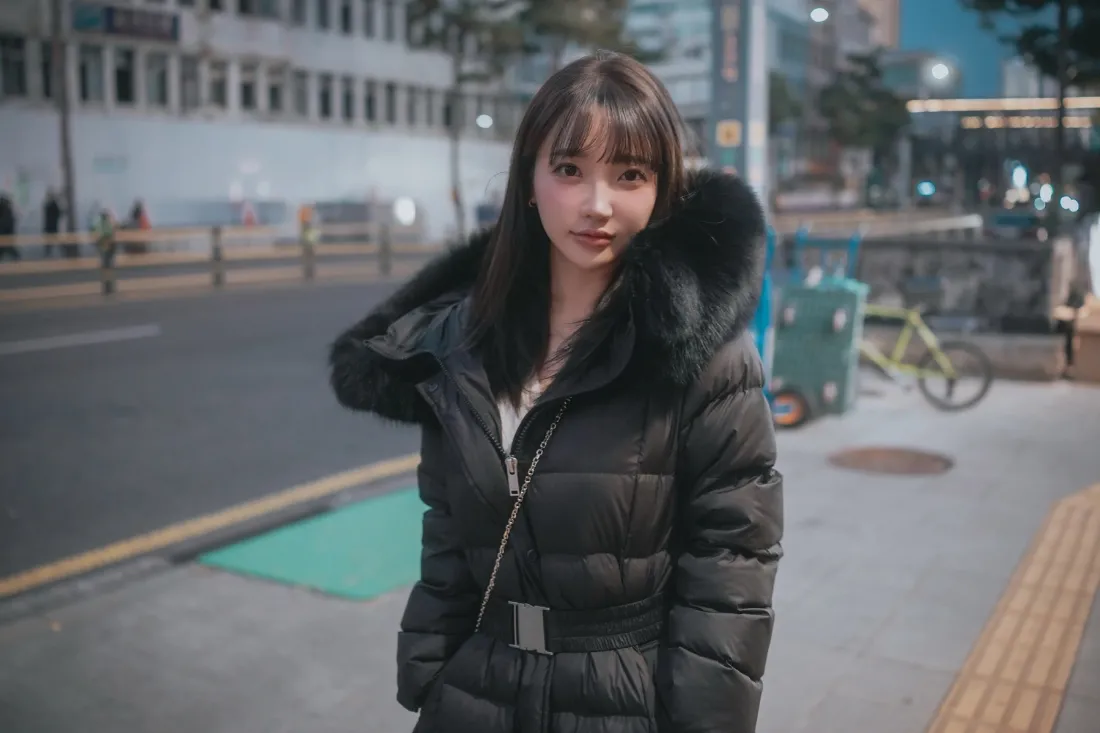 韩国美女壁纸｜城市路边背景图片 - 冬季穿搭「哲风壁纸」