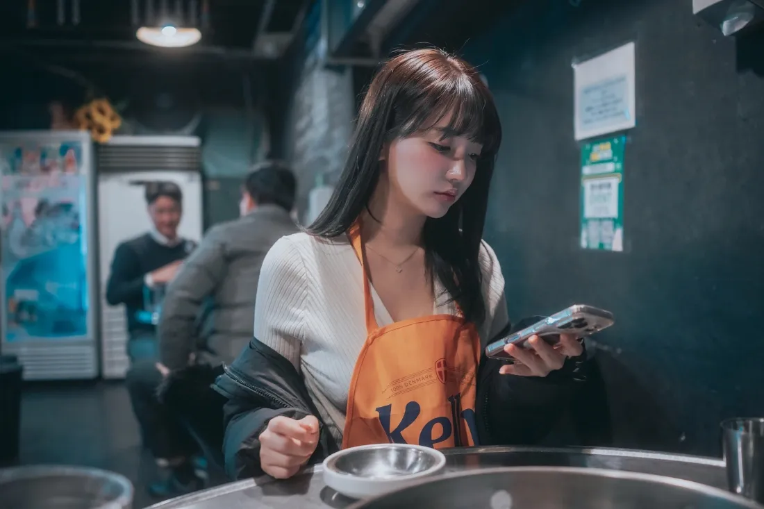 韩国女生壁纸｜火锅店背景图片 - 低头玩手机「哲风壁纸」