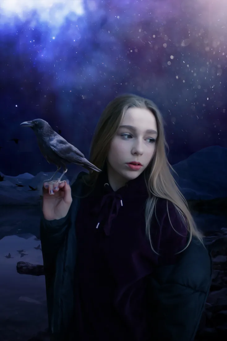 紫蓝星空下，金发少女肩头停着乌鸦，立于暗调水边。