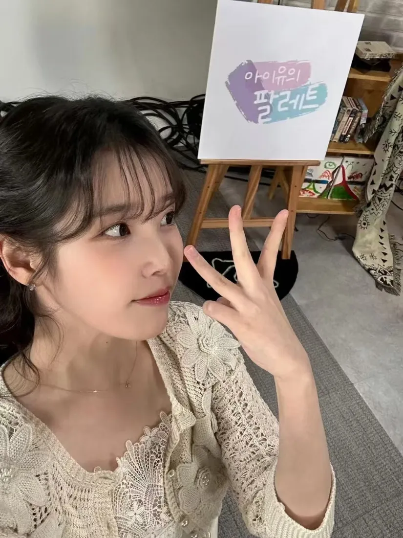4k比耶壁纸 - 自拍 - IU - 甜妹「哲风壁纸」