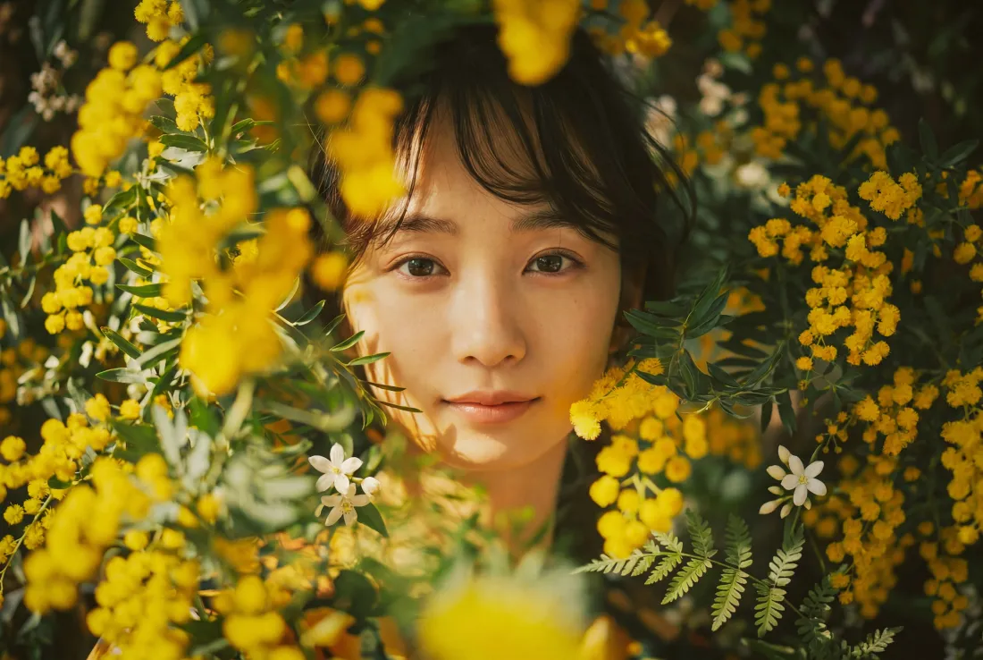 5k黄花人像壁纸｜自然花丛背景图片 - 温柔氛围感「哲风壁纸」