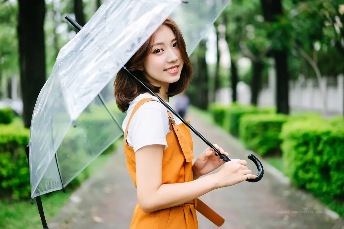 2k清新少女壁纸｜户外背景图片 - 路边撑伞「哲风壁纸」