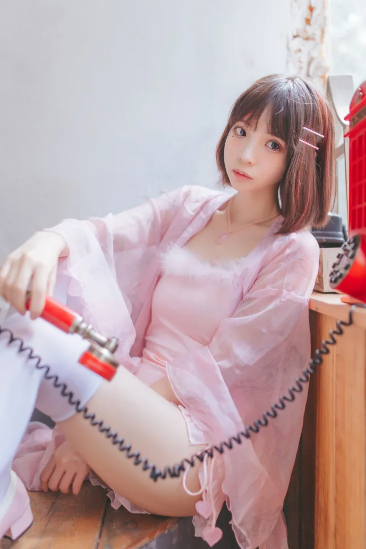 清纯少女手机壁纸｜粉色背景图片 - 温柔「哲风壁纸」