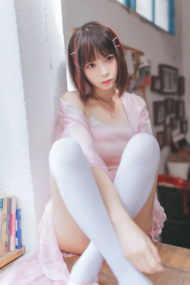 清纯短发少女手机壁纸｜居家背景图片 - 粉色穿搭「哲风壁纸」