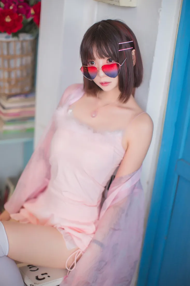 短发少女手机壁纸|阳光背景图片 - 粉色穿搭「哲风壁纸」 短发少女手机壁纸|阳光背景图片 - 粉色穿搭「哲风壁纸」