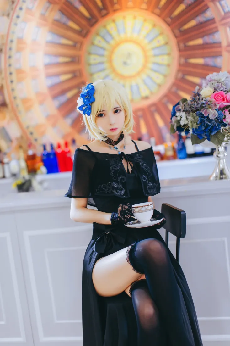 复古cos手机壁纸｜黑色背景图片 - 金发动漫少女「哲风壁纸」