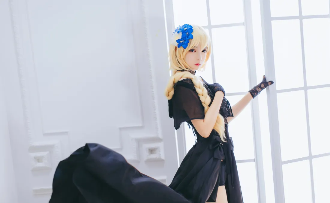 3kcosplay壁纸｜复古背景图片 - 黑色裙子金发少女「哲风壁纸」