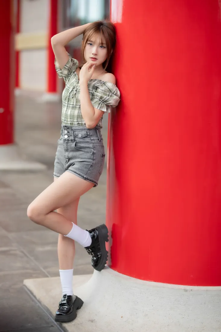 甜酷少女手机壁纸|户外背景图片 - 休闲街拍「哲风壁纸」 甜酷少女手机壁纸|户外背景图片 - 休闲街拍「哲风壁纸」