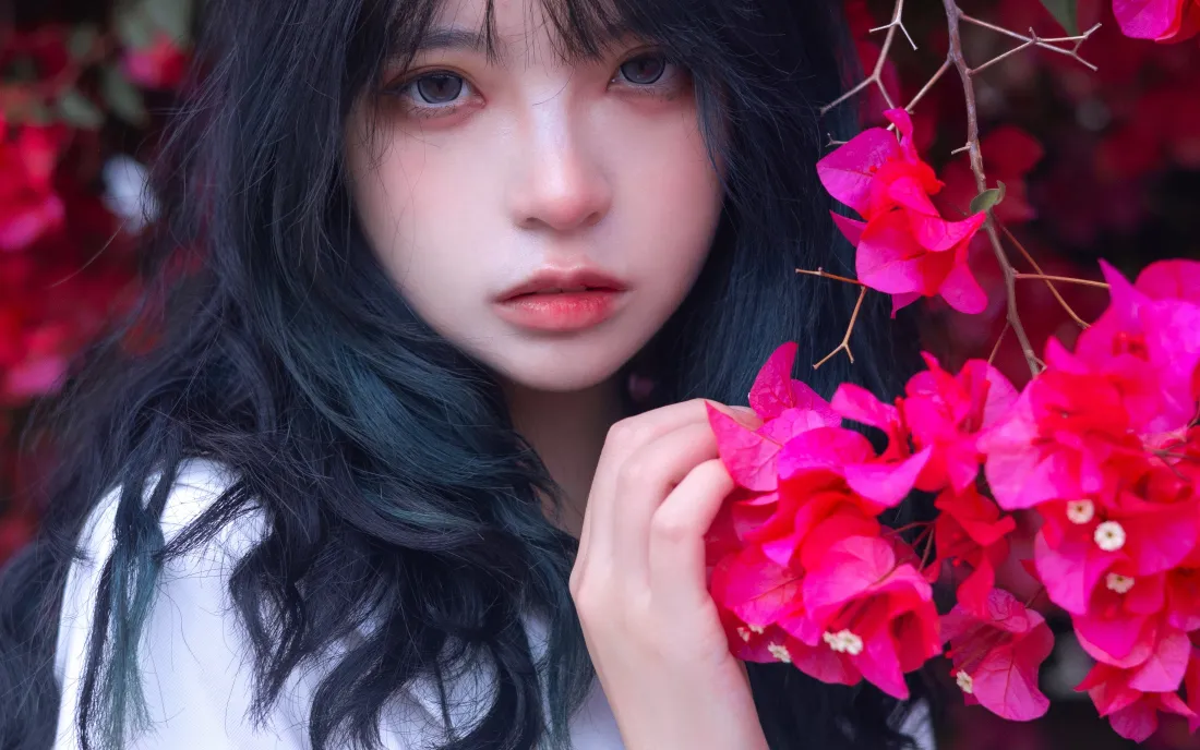 4k黑发少女壁纸｜红色花背景图片 - 清冷氛围感「哲风壁纸」