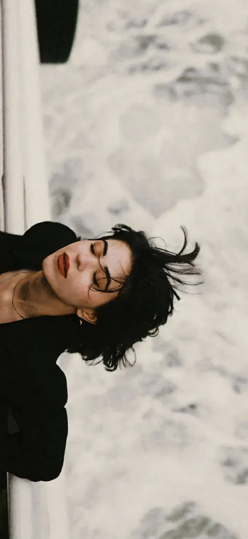 仰拍女性手机壁纸|大理石纹理背景图片 - 短发黑衣「哲风壁纸」 仰拍女性手机壁纸|大理石纹理背景图片 - 短发黑衣「哲风壁纸」
