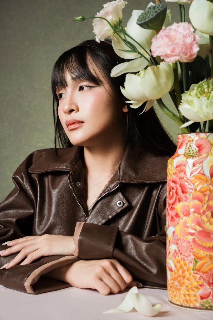 棕色皮衣少女手机壁纸|文艺清新背景图片 - 鲜花装饰「哲风壁纸」 棕色皮衣少女手机壁纸|文艺清新背景图片 - 鲜花装饰「哲风壁纸」