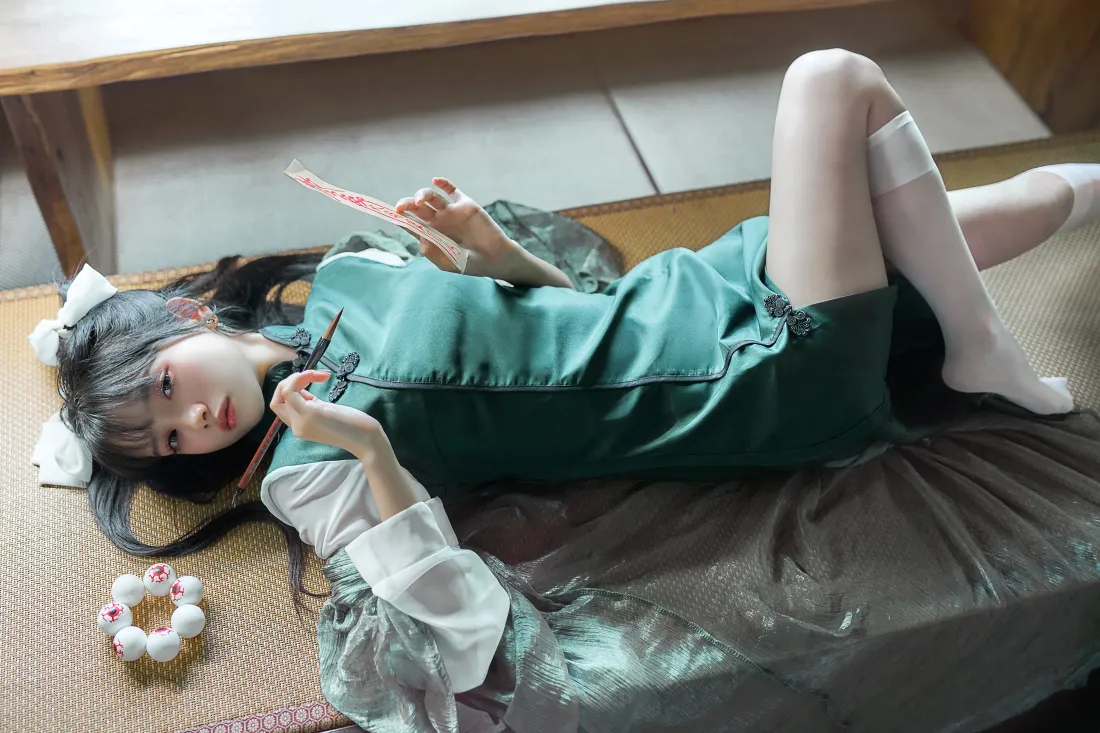 3k绿色旗袍壁纸｜室内背景图片 - 国风年轻美女「哲风壁纸」