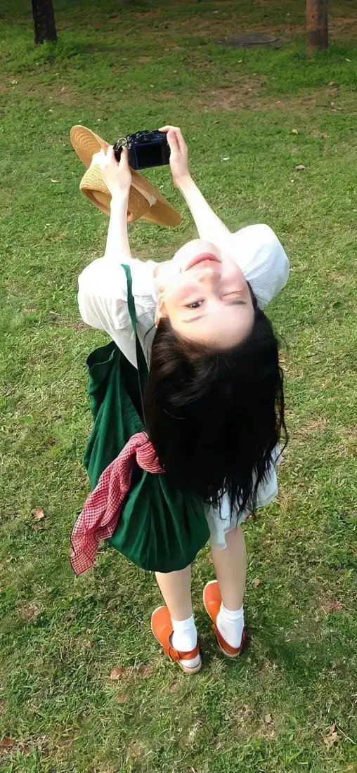少女手机壁纸|草地背景图片 - 明媚休闲「哲风壁纸」 少女手机壁纸|草地背景图片 - 明媚休闲「哲风壁纸」