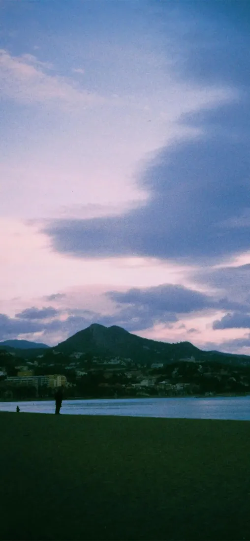 自然风景手机壁纸|草地背景图片 - 蓝天远山「哲风壁纸」 自然风景手机壁纸|草地背景图片 - 蓝天远山「哲风壁纸」