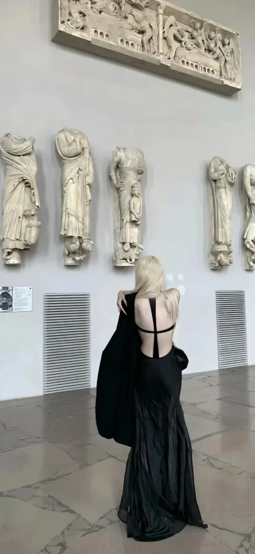 露背黑裙背影手机壁纸|高级感背景图片 - 美术馆观展「哲风壁纸」 露背黑裙背影手机壁纸|高级感背景图片 - 美术馆观展「哲风壁纸」