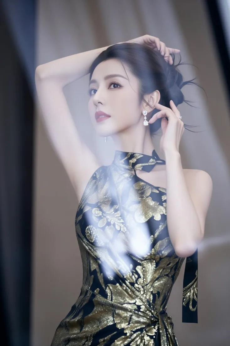 迪丽热巴手机壁纸|高级背景图片 - 复古旗袍「哲风壁纸」 迪丽热巴手机壁纸|高级背景图片 - 复古旗袍「哲风壁纸」